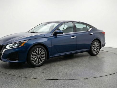 Used 2025 Nissan Altima 2.5 SV FWD image 3