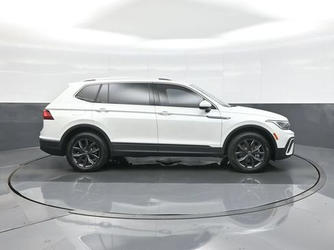 Used 2023 Volkswagen Tiguan SE w/ Panoramic Sunroof Package FWD image 8