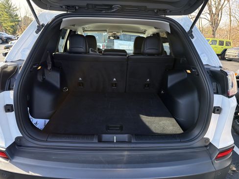 Certified 2020 Jeep Cherokee Latitude Plus w/ Cold Weather Group image 6