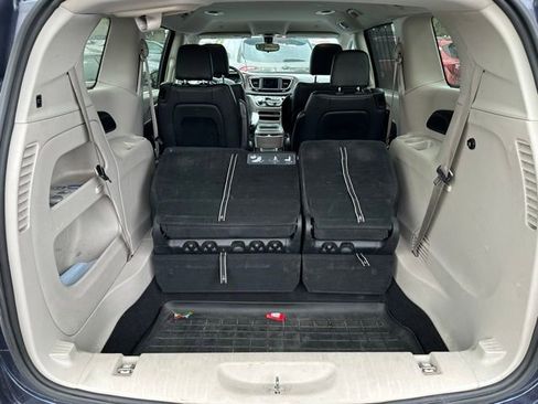 Used 2018 Chrysler Pacifica Touring-L w/ Tire & Wheel Group FWD image 8