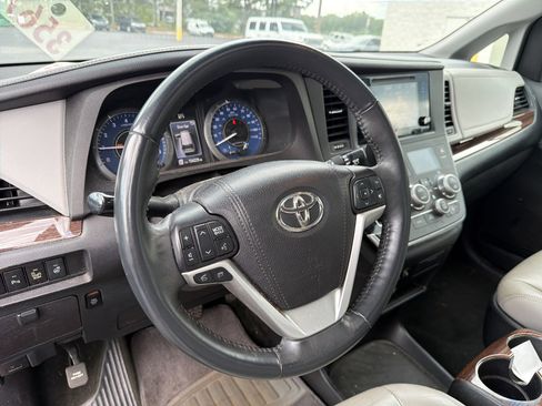 Used 2015 Toyota Sienna Limited FWD image 2