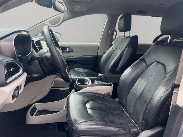 Used 2020 Chrysler Pacifica Touring-L FWD image 14
