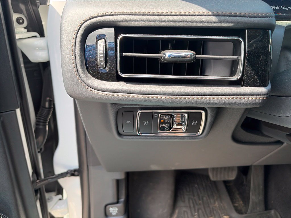 Used 2026 Lincoln Aviator AWD image 19