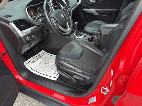 Used 2017 Jeep Cherokee Trailhawk image 9