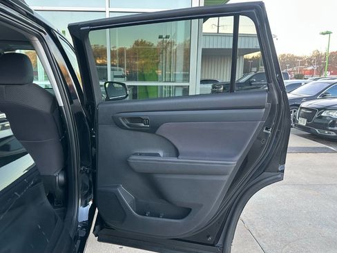 Used 2020 Toyota Highlander LE image 23
