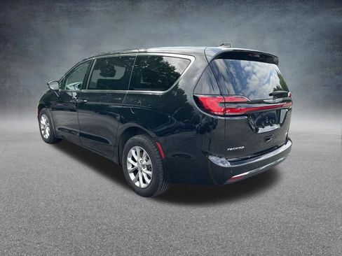 Used 2023 Chrysler Pacifica Touring-L AWD/4WD image 6