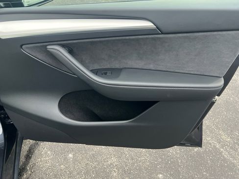 Used 2024 Tesla Model Y Long Range image 19