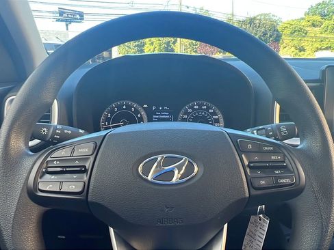 Used 2022 Hyundai Venue SE image 14