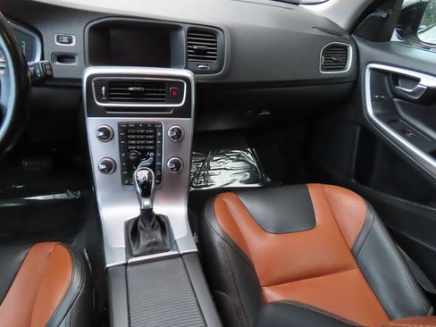 Used 2018 Volvo V60 T5 Cross Country w/ Convenience Package image 11