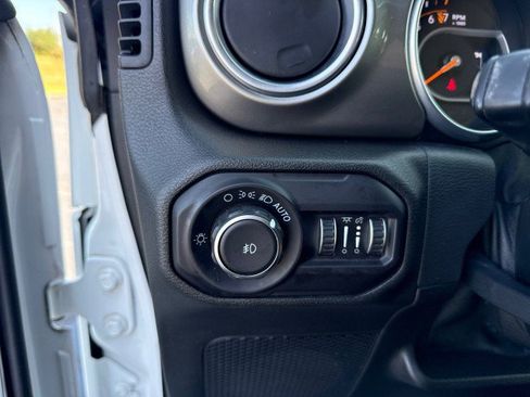 Used 2018 Jeep Wrangler Unlimited Sahara AWD/4WD image 22