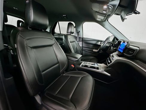 Used 2024 Ford Explorer XLT w/ Equipment Group 202A image 32