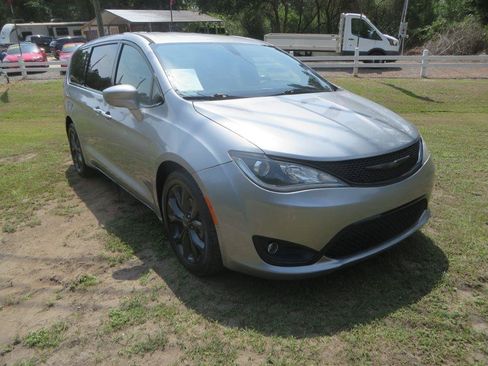 Used 2018 Chrysler Pacifica Touring Plus w/ S Appearance Package FWD image 4