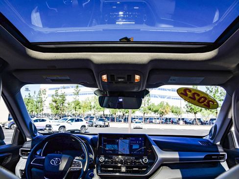 Certified 2022 Toyota Highlander Platinum image 20