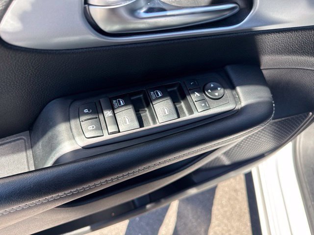 Used 2025 Chrysler Pacifica Limited FWD image 16