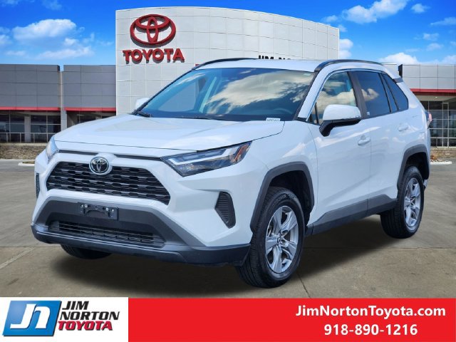 Used 2025 Toyota RAV4 XLE FWD image 3