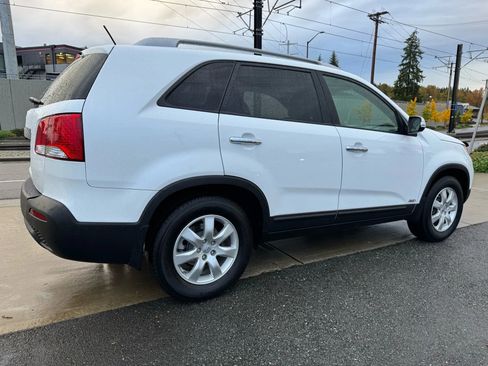 Used 2013 Kia Sorento LX w/ Convenience Pkg image 11