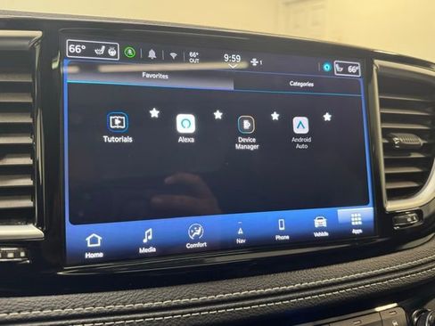 Used 2025 Chrysler Pacifica Limited image 16