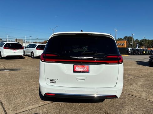 New 2026 Chrysler Pacifica Select FWD image 4