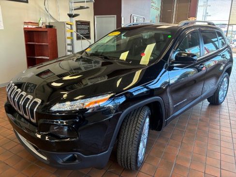 Used 2017 Jeep Cherokee Limited w/ Technology Group image 7