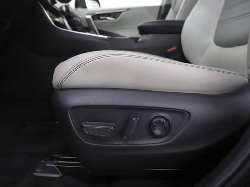 Used 2022 Toyota RAV4 XLE Premium image 23