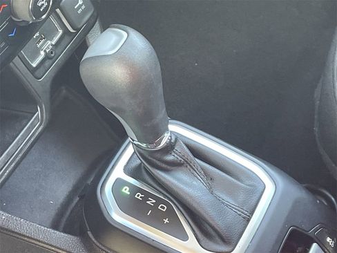 Used 2021 Jeep Renegade Sport image 28