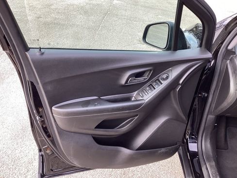 Used 2021 Chevrolet Trax LT w/ Premium Seat Package image 23