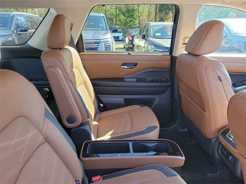 Used 2023 Nissan Pathfinder Platinum image 32