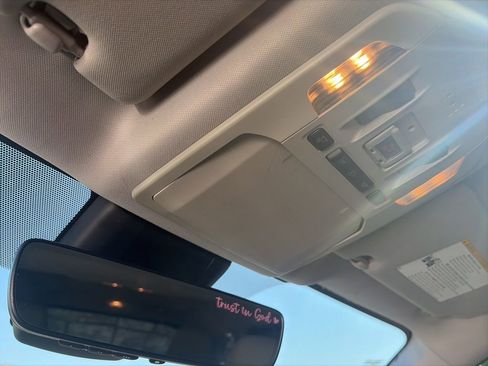Used 2020 Toyota Highlander XLE AWD/4WD image 19