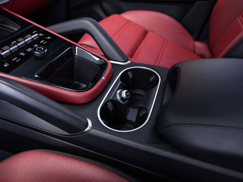 Certified 2024 Porsche Cayenne AWD/4WD image 18