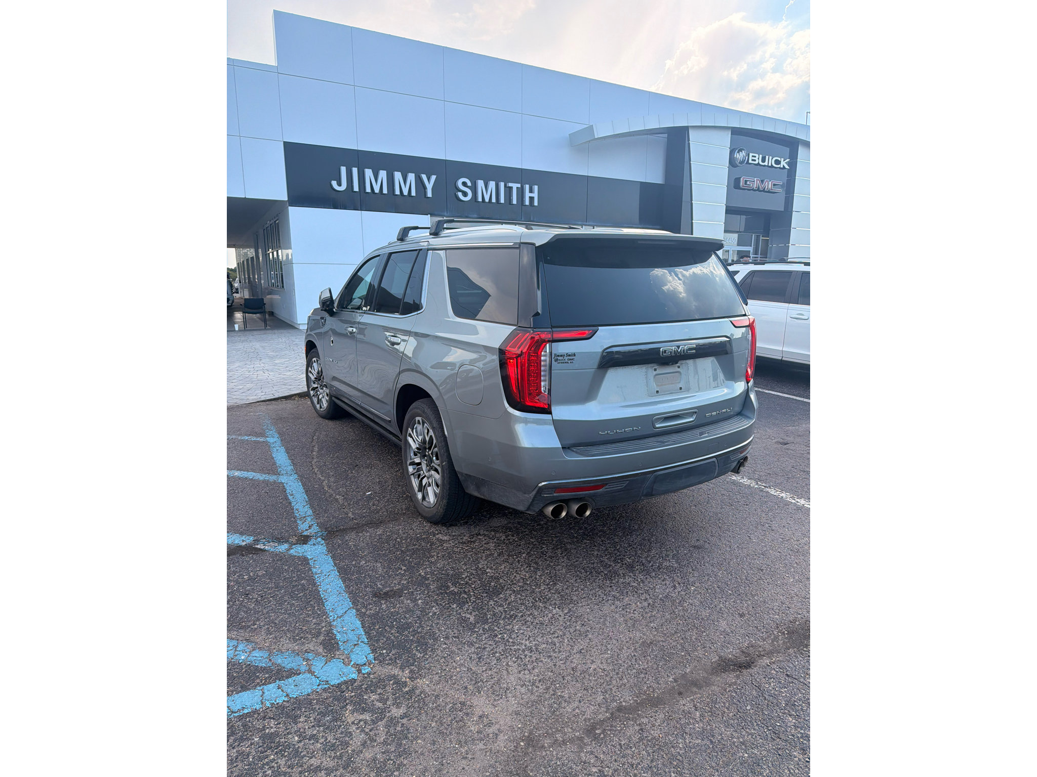 Used 2024 GMC Yukon Denali Ultimate AWD/4WD image 4