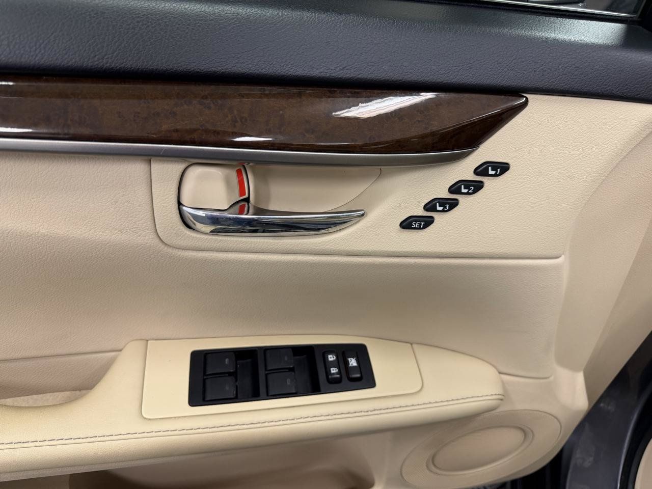 Used 2014 Lexus ES 350 w/ Luxury Package FWD image 6