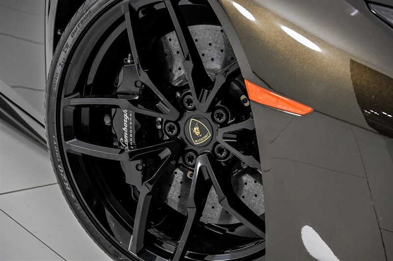 Used 2015 Lamborghini Huracan LP 610-4 AWD/4WD image 3