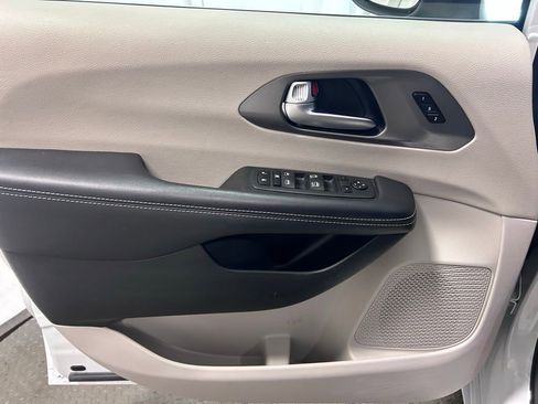 Used 2023 Chrysler Pacifica Touring-L FWD image 4