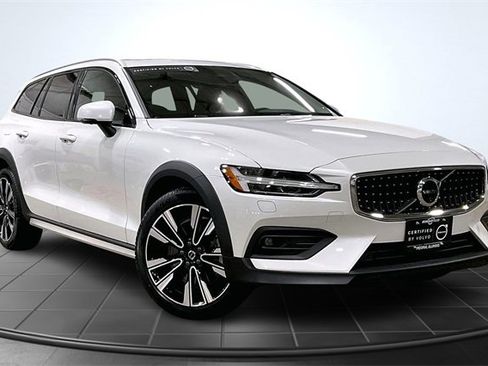 Certified 2024 Volvo V60 B5 Cross Country Ultimate w/ Protection Package Premier image 13