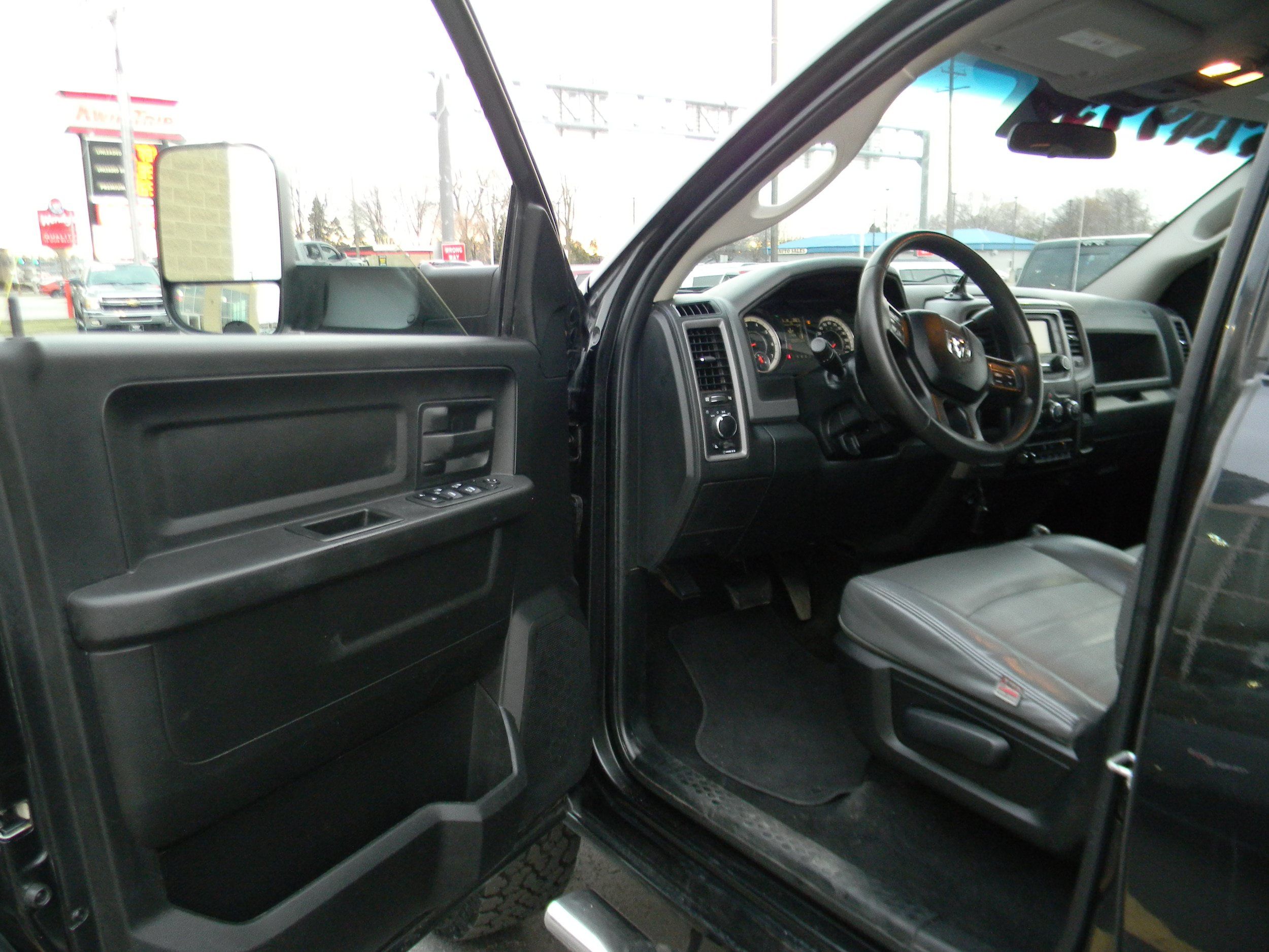 Used 2018 RAM 2500 Tradesman w/ Chrome Appearance Group AWD/4WD image 5