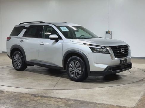 Used 2024 Nissan Pathfinder SV AWD/4WD image 2