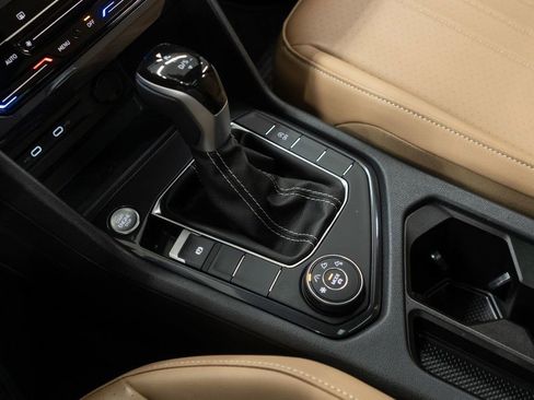 Used 2024 Volkswagen Tiguan SE w/ Panoramic Sunroof Package image 16