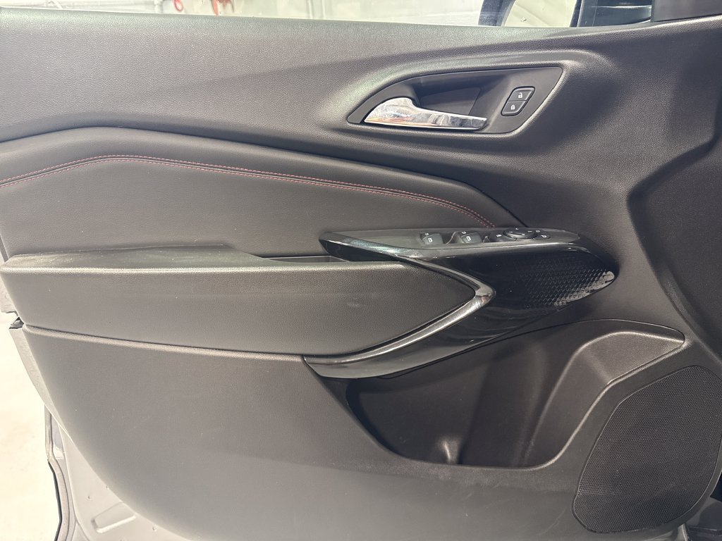 Used 2025 Chevrolet Trax RS w/ Sunroof Package FWD image 31