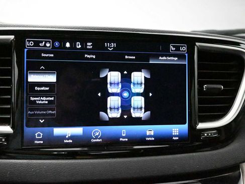 Used 2023 Chrysler Pacifica Touring-L FWD image 16