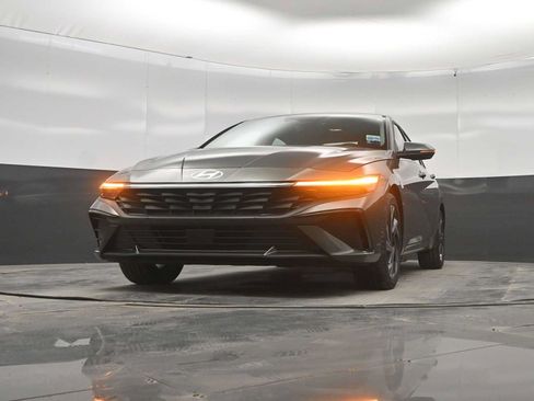New 2026 Hyundai Elantra Limited FWD image 38
