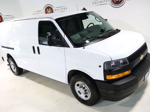 Used 2019 Chevrolet Express 3500 w/ Driver Convenience Package RWD image 7
