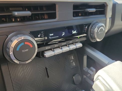 Certified 2024 Toyota Tacoma SR5 AWD/4WD image 21