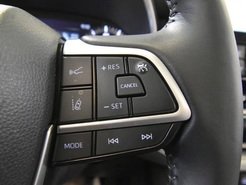 Used 2024 Toyota Highlander XLE image 31