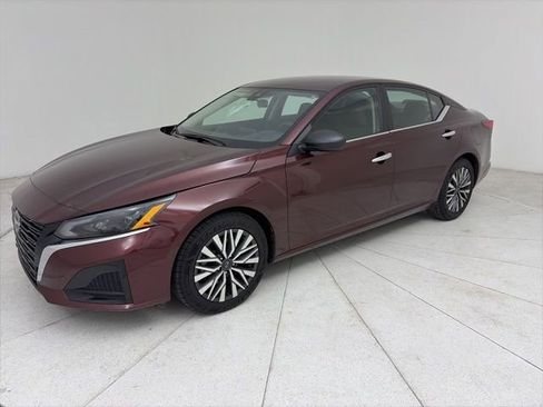 Used 2024 Nissan Altima 2.5 SV image 3