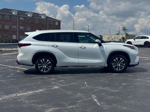 Used 2022 Toyota Highlander XLE FWD image 3