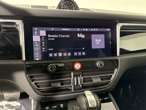 Certified 2025 Porsche Macan image 28