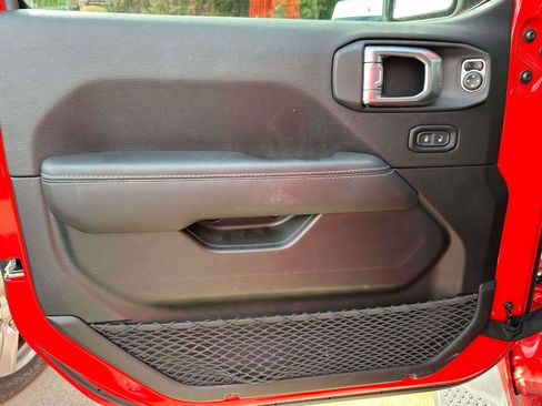 Used 2022 Jeep Wrangler Unlimited Sahara w/ Cold Weather Group image 17