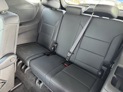Used 2025 Chevrolet Traverse LT image 21