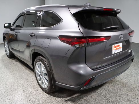 Used 2024 Toyota Highlander Limited FWD image 9
