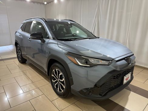 Used 2025 Toyota Corolla Cross AWD Hybrid w/ Moonroof Package image 7